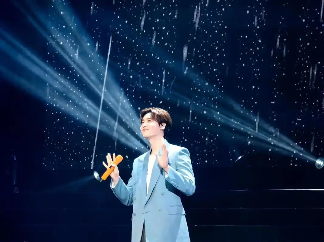 一套天蓝色西装帅气出场#李钟硕 #李钟硕粉丝见面会 - 抖音