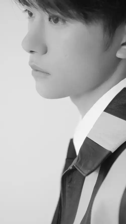 易烊千玺黑白写真手机壁纸