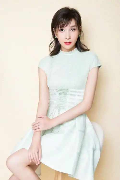 杨恭如的一组纯情大片,圆领束腰公主裙,俏皮的齐肩长发,眼神无比清丽