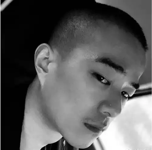 有种颜值叫肖战"换发型",长发变成寸头,展现了型男气质