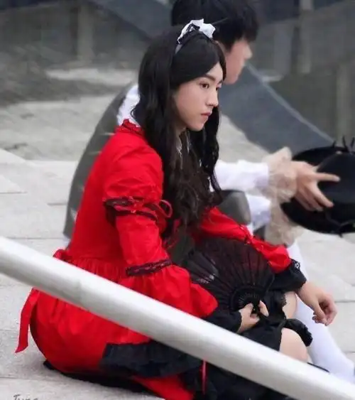 网友搜集的王俊凯和鹿晗女装照谁更美丽