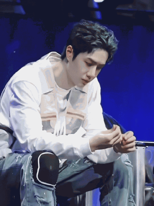 王一博跟小孩聊咬指甲