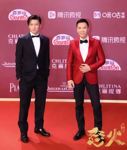怒火重案剧组亮相上影节红毯甄子丹谢霆锋红黑西装抢眼