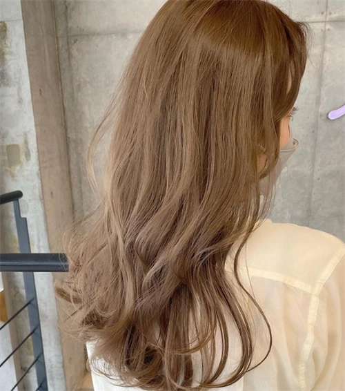 带橘色调的蜂蜜棕色,是棕色调之中显白效果非常明显的发色,也非常适合