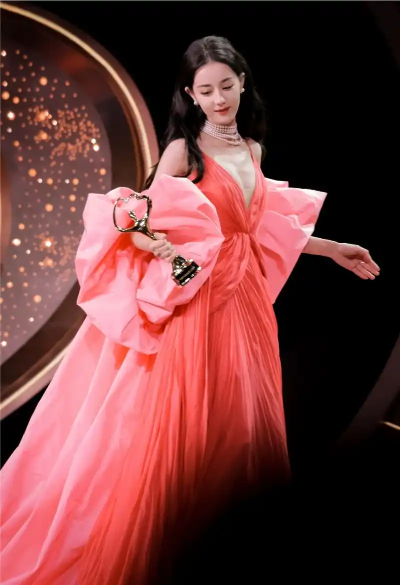 迪丽热巴可以演一部少数民族公主的剧[嘻嘻][嘻嘻]