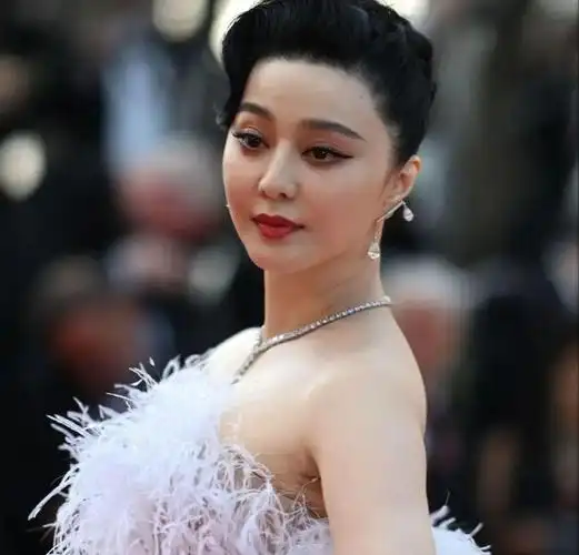 范冰冰还是老了脖子是看一个人年纪的最好方式脖纹十分严重