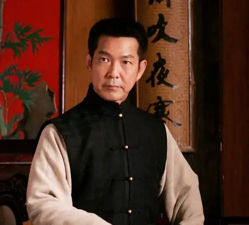 63岁元彪与好友聚会心情好,面色红润身材发福,脸上的痣已消失