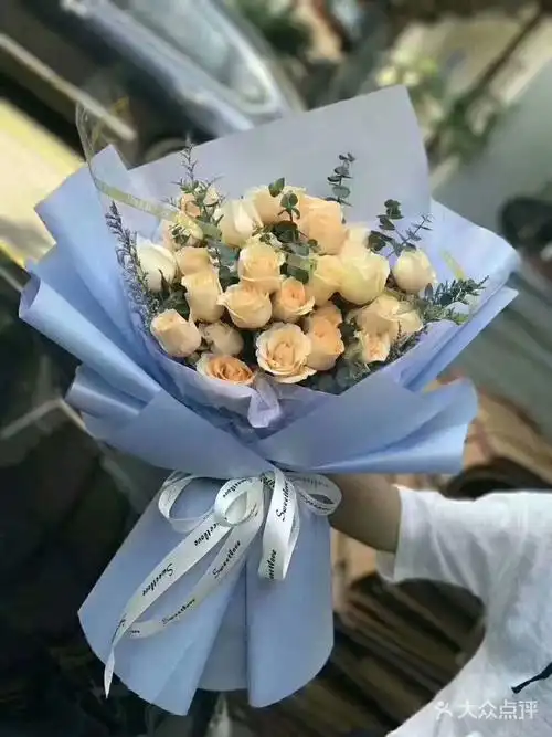 19支香槟玫瑰搭配尤加利叶花束 适应人群;爱人,朋友  亲人