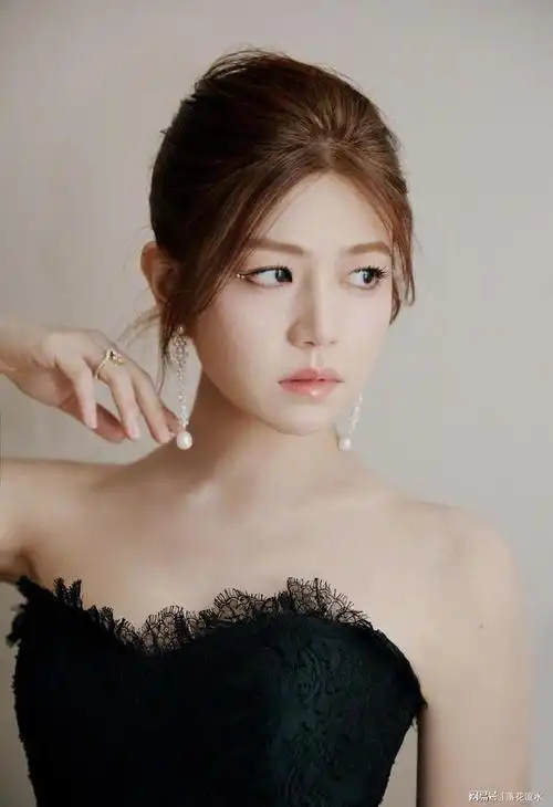 陈妍希身穿黑色抹胸长裙优雅又高贵公主范十足