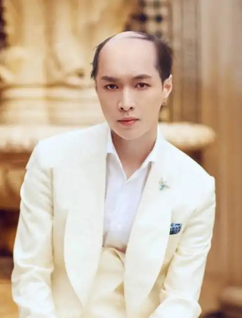 张艺兴,毕竟都是瓜子脸,但有优越的底子在,还没有很难看哈!