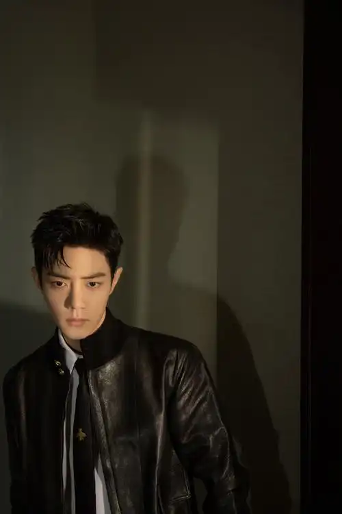 肖战67黑色皮衣清爽的短发和利落的脸部线条让整个造型简约又高级