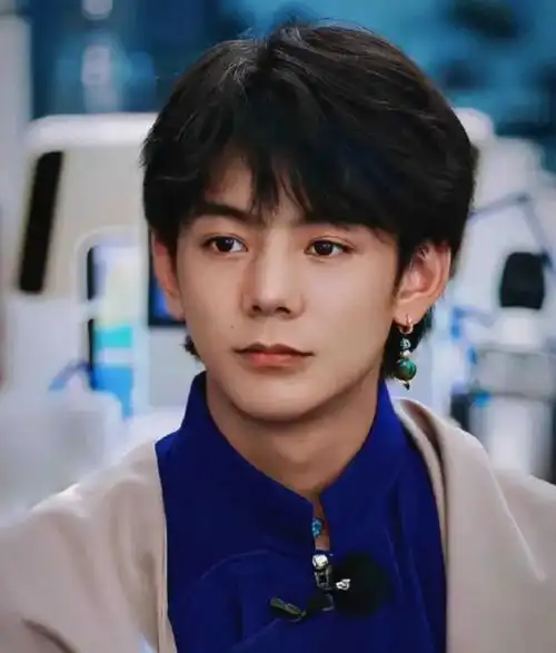 他在配文中只是简单的三个字:愿平安,同时还配上了双手合十的表情