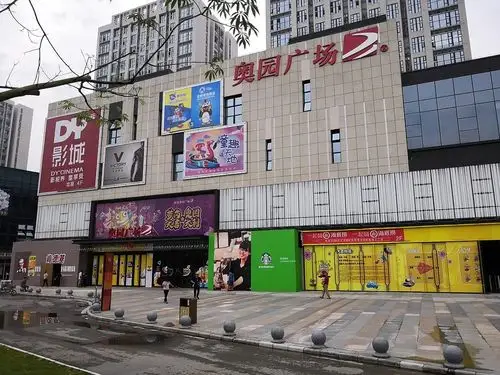 公交线路多,交通便利 小区紧邻奥园广场和锐丰中心等商业圈,购物,娱乐