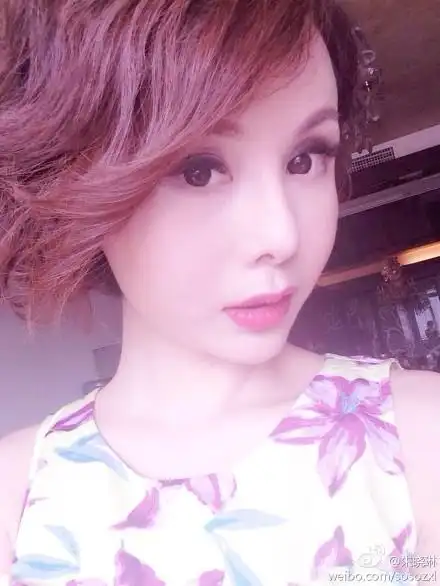 央视女主播肉色内衣出镜引热议 嘟嘴自拍卖萌