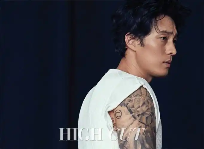 魅力大叔苏志燮秀肌肉手臂纹身抢镜图