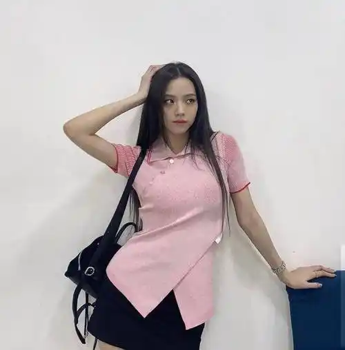 jisoo金智秀晒出近照,穿粉色上衣瘦而不柴的身材太绝了_上身_组合
