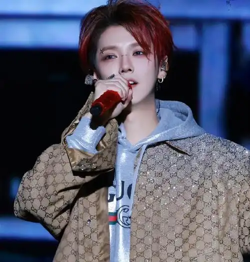 被换发型的鹿晗惊艳了!瘦了一圈,帅得毫不费力,像漫画里的少年