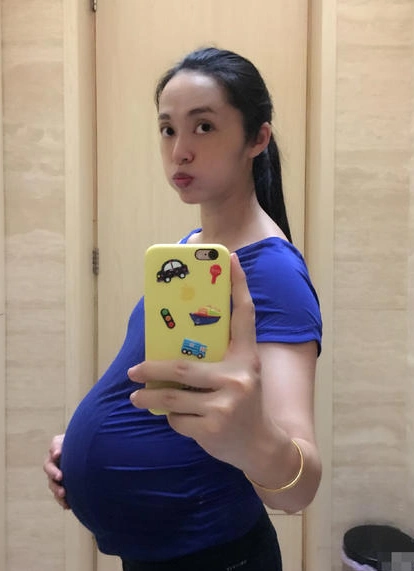 姚晨在微博晒出孕期自拍 肚子大的像要"爆炸"(2)