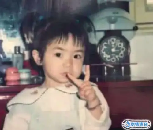 lucky的童年照中混入一张戚薇的童年照能找的人不一般