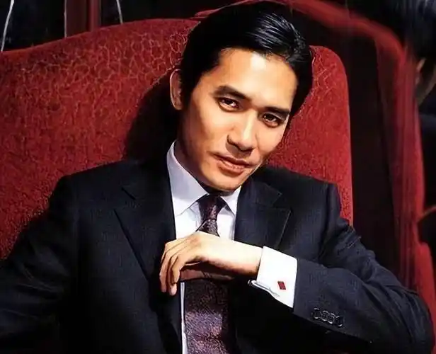 梁朝伟喂鸽子是什么梗?_英国伦敦_香港_航班