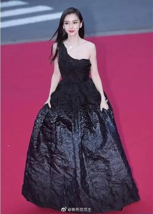 angelababy身着dior高定,搭配高定首饰出席釜山电影节