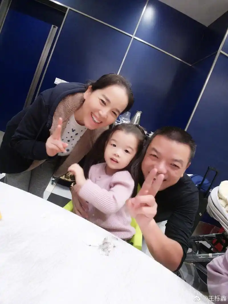 组图:王栎鑫为女儿庆生晒全家福 一家四口五官似复制粘贴_高清图集