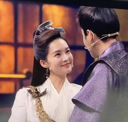 张若昀和李沁参加《王牌》,两人的站位太亲密,等着跪"搓衣板"吧_唐艺