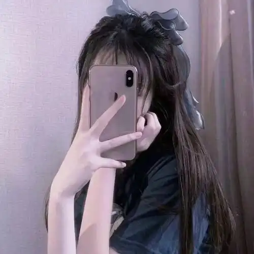 简单遮住脸的女生头像