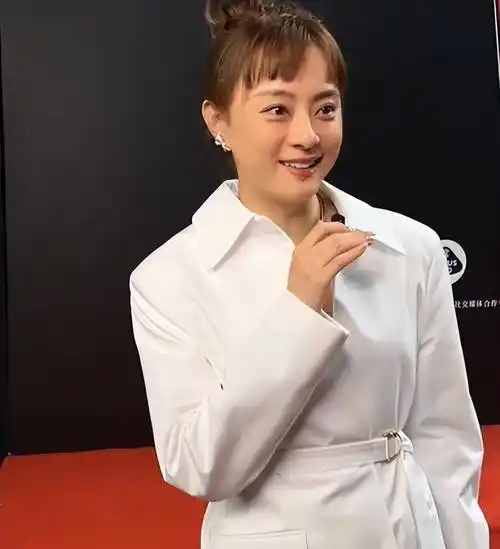 中的状态就跟"空虚公子"似的,但他的长相还是跟孙俪不在一个年龄层