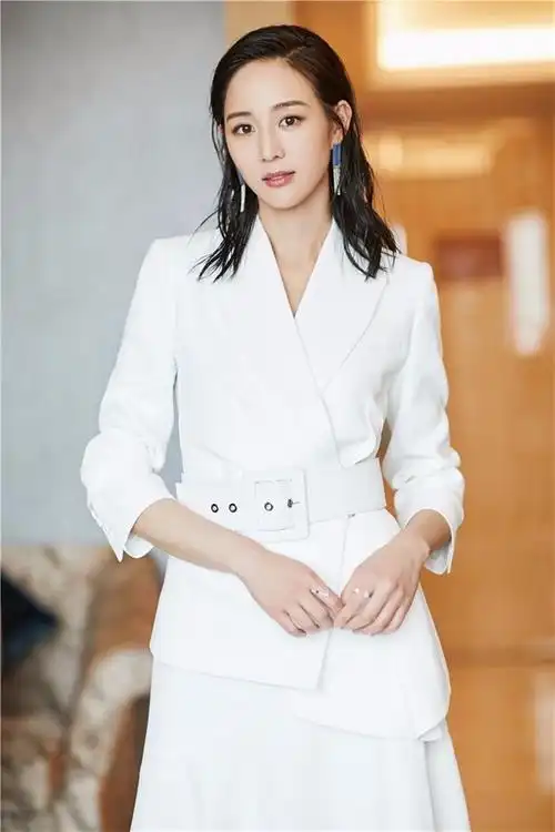张钧甯身穿白色西装裙套装大气亮相发布会,优雅干练的打扮