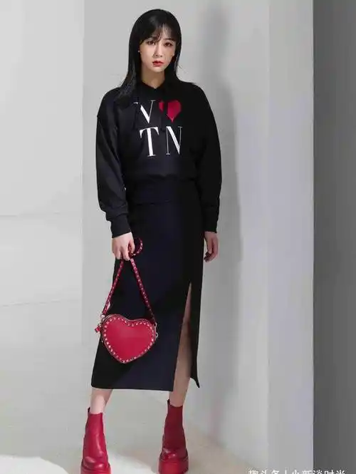 杨紫喜迎28岁生日,李现借机晒甜蜜合照,两人同框亲蜜感十足_造型_西装