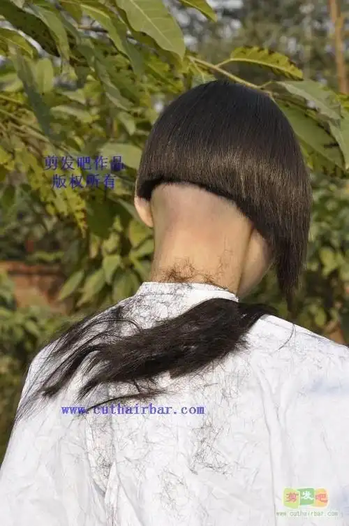 圣诞大餐剃光后的mm更漂亮剪发吧3314