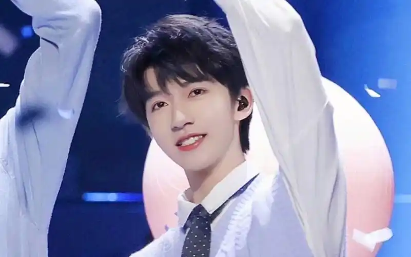 【贺峻霖】年轻漂亮有梦想 呼呼彩带就笑开啦