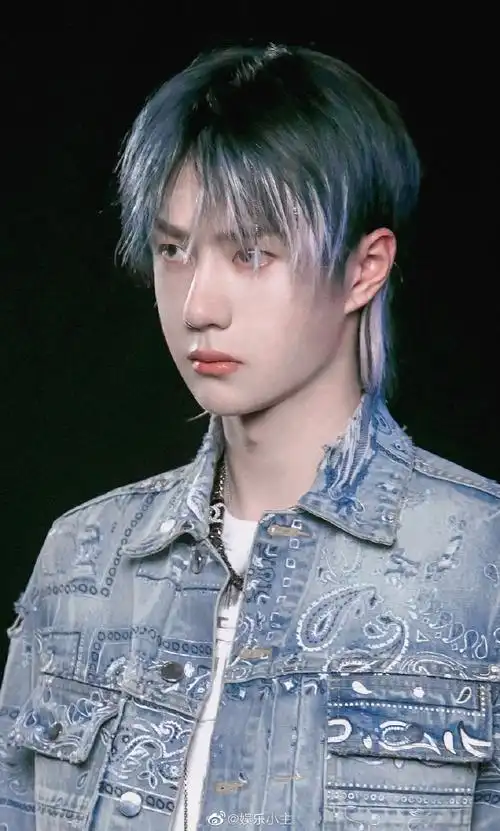 王一博梦幻风蓝白挑染造型