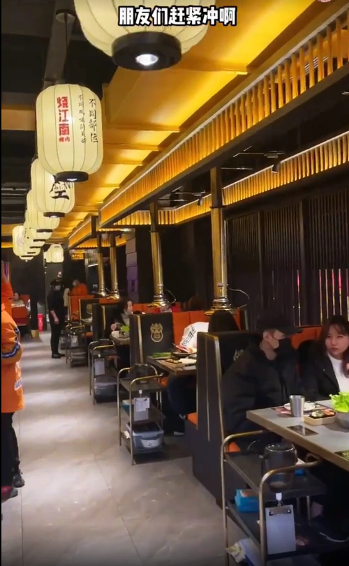一街之隔黄晓明烤肉店兴隆杨颖火锅店歇业网友评你死我活