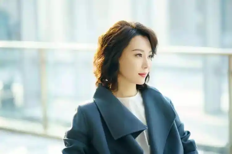 头条董卿气质刷屏你的气质就是你最好的名片文末有福利