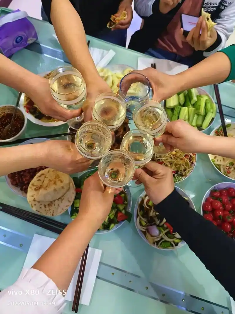 很久没有和闺蜜一起喝酒了,今天终于有时间一起聚聚了.