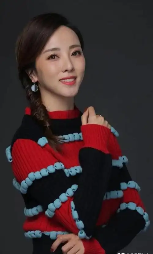 央视主持人李思思:嫁给大学同学,三年生俩娃,风光背后有艰辛