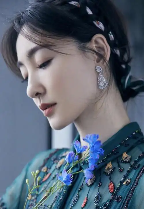 王丽坤穿绿色系连衣裙搭配蓝色系手拎包时尚又吸睛