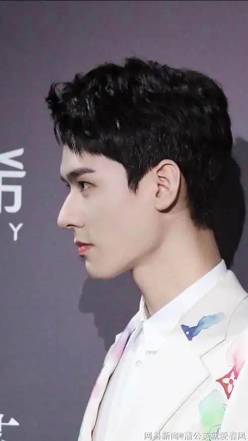 龚俊真拥有一张好皮囊穿西装侧颜太迷人身材又瘦又高让人心动