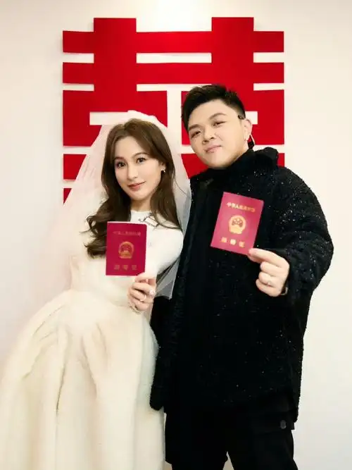 说唱歌手艾福杰尼官宣结婚大量婚纱照曝光老婆高颜值神似吴昕