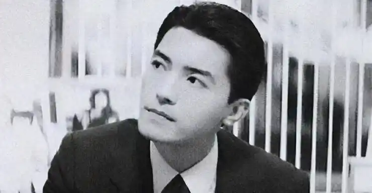 其实尊龙的颜值而是很高的,但他的身世却是十分的凄惨,在他刚出生的