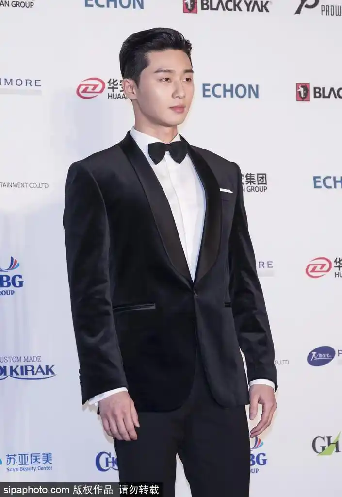 组图:朴叙俊帅气亮相 表情腼腆花式比心_高清图集_新浪网