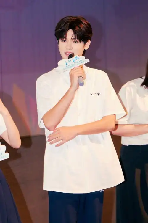 黄明昊超话·#黄明昊沙漏#    启程路演,首站成都99  在青春的时光