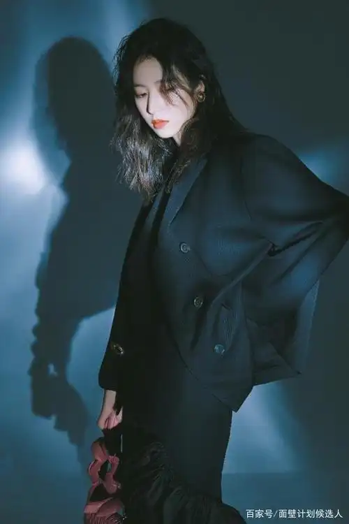 周雨彤一定是个西装精!这5大西装小心机,周氏穿搭你get到了吗