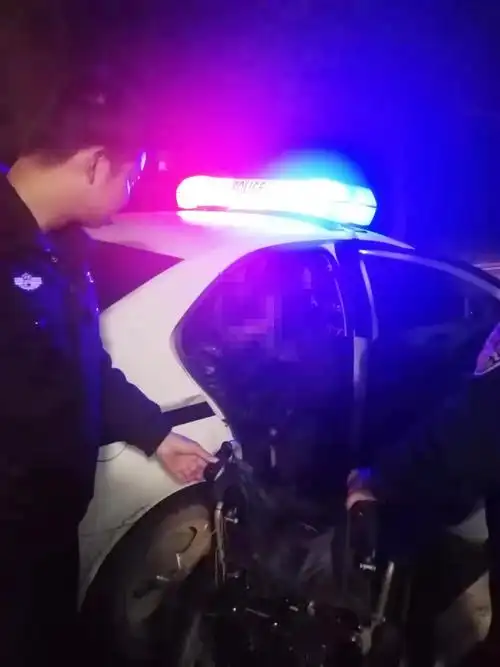 警灯闪烁照亮回家的路