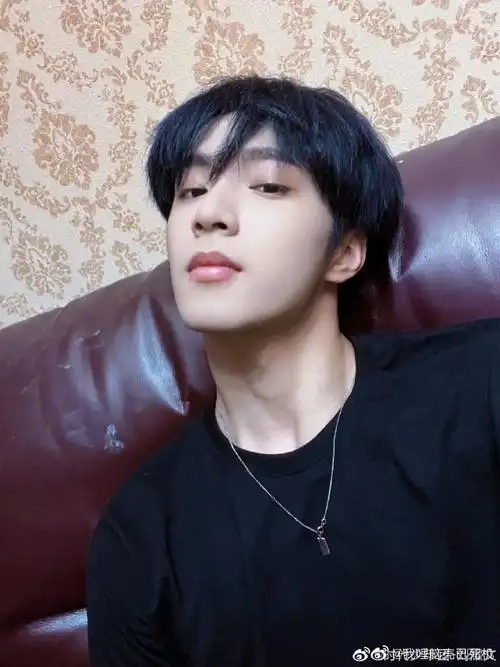 #刘耀文熟悉的角落和角度自拍#