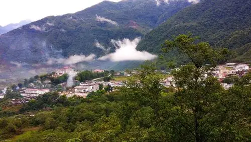 墨脱县全景,很美吧?最高的那个建筑是县政府!