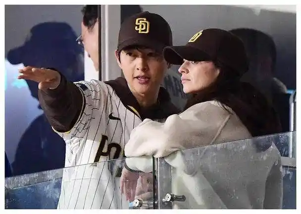 宋仲基带妻子看棒球赛近状曝光变化超大路人生图差点认不出