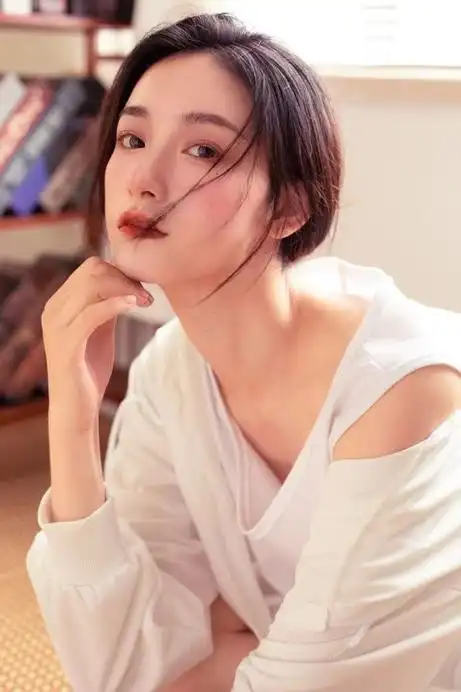 祝福中国正能量95后新生代艺人张令仪生日快乐,未来可期的仙女|演员